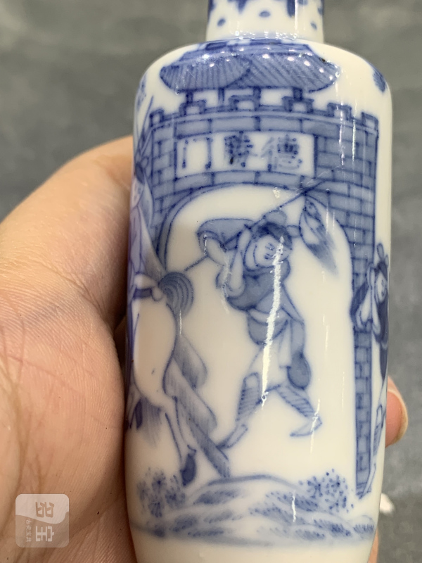 清晚期青花旗开得胜人物故事纹鼻烟壶 - 图7
